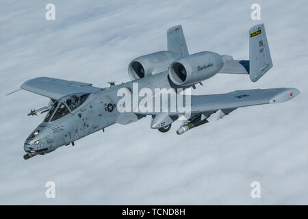 Eine A-10 Thunderbolt II an die 122 Fighter Wing, Indiana Air National Guard zugeordnet trennt sich von einer KC-135 Stratotanker "R" auf die 171St Air Refuelling Flügel, Pennsylvania Air National Guard zugeordnet, die nach Mitte Luftbetankung Juni 5, 2019. Stockfoto