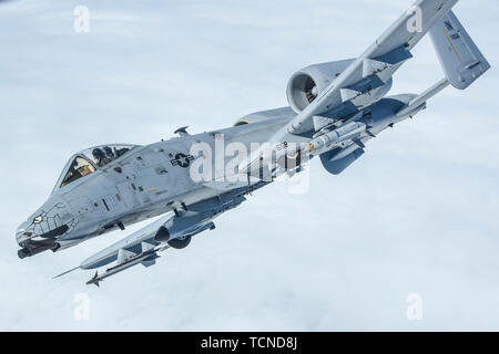 Eine A-10 Thunderbolt II an die 122 Fighter Wing, Indiana Air National Guard zugeordnet trennt sich von einer KC-135 Stratotanker "R" auf die 171St Air Refuelling Flügel, Pennsylvania Air National Guard zugeordnet, die nach Mitte Luftbetankung Juni 5, 2019. (U.S. Air National Guard Foto: Staff Sgt. Bryan Hoover) Stockfoto