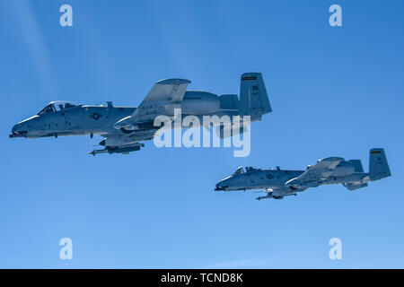 Zwei A-10 Thunderbolt II Flugzeuge an den 122 Fighter Wing, Indiana Air National Guard fliegen in Formation mit einem KC-135 Stratotanker "R" auf die 171St Air Refuelling Flügel, Pennsylvania Air National Guard Juni 5, 2019 zugewiesen. Die A-10 in der Regel fliegen in Formation mit der Betankung von Flugzeugen bis alle Kampfjets aufgetankt wurden. (U.S. Air National Guard Foto: Staff Sgt. Bryan Hoover) Stockfoto