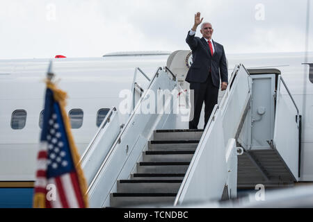 Vice President Mike Pence beendet Air Force Zwei Juni 6, 2019, an der 193 Special Operations Wing in Chester, Pennsylvania. Der Vizepräsident besucht die Basis für ein Meet & Greet mit den 193. SOW Gemeinschaft, vor Reisen, zu Veranstaltungen in der Umgebung. (U.S. Air National Guard Foto: Staff Sgt. Tony Harfe) Stockfoto