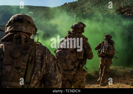 Army National Guard Infanteristen aus der 116 Kavallerie Brigade Combat Team nutzen, eine Stadt, die von der Feind Juni 7, 2019, in der National Training Center in Fort Irwin, Kalifornien. Die Beschlagnahme der Schlüssel Gelände die 116 CBCT zu manövrieren die zuvor beanstandeten Bereich pass aktiviert. (U.S. Army National Guard Foto von Sgt. Mason Cutrer) Stockfoto