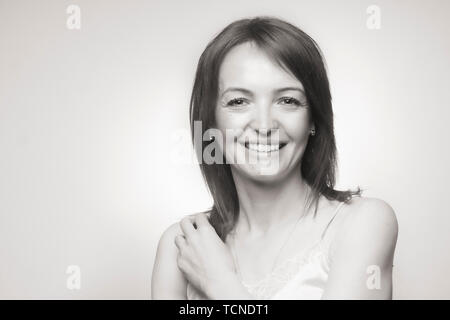 Eine reife Frau, schön lächeln in die Kamera. Obere Körper geschossen, Kopf und Schultern portrait. Stockfoto