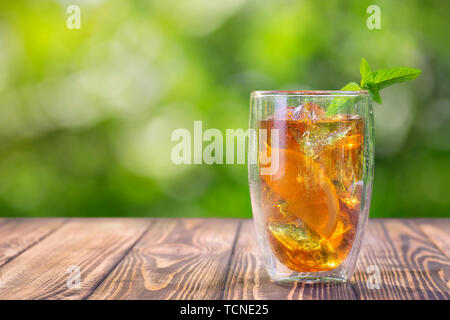 Glas Eistee auf hölzernen Tisch Stockfoto