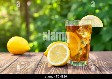 Glas Eistee auf hölzernen Tisch Stockfoto
