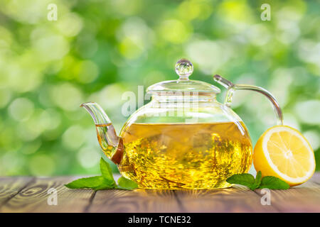 Teekanne Minze Tee mit Zitrone Stockfoto