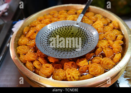 Jalebi Vorbereitung in einem süssen Geschäft in Indien. Stockfoto