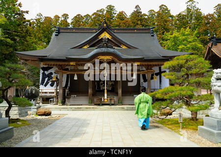 Menschen im Kimono zu Fuß in den Kumano Hongu Taisha Tempel hof, Japan Stockfoto