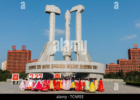 Pyongyang, Nordkorea - Juli 27, 2014: Koreanische Mädchen stehen auf dem Platz in Erwartung auf den Beginn der Masse tanzt zu den Tag der Vi gewidmet Stockfoto