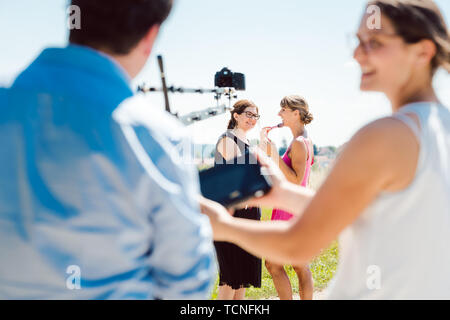 Kameramann mit Kamera auf einem Kran auf Video Produktion eingestellt, während Modell ist in der Make-up Stockfoto