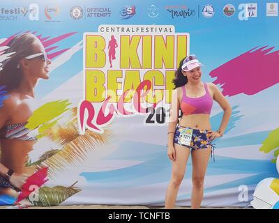 PATTAYA, THAILAND - Juni 8, 2019: Ein Teil der Läufer Foto im Hintergrund, Teilnehmer von Pattaya Bikini Run 2019 in Pattaya, Thailand am 8. Juni, 2019 Stockfoto