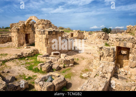 Saranta Kolones oder Vierzig spalten Burg, Ruine der mittelalterlichen Festung in Pafos archäologischen Park (Kato Pafos), Hafen von Paphos, Zypern. Landschaftlich reizvolle Landsc Stockfoto