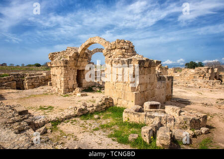 Saranta Kolones oder Vierzig spalten Burg, Ruine der mittelalterlichen Festung in Pafos archäologischen Park (Kato Pafos), Hafen von Paphos, Zypern. Landschaftlich reizvolle Landsc Stockfoto