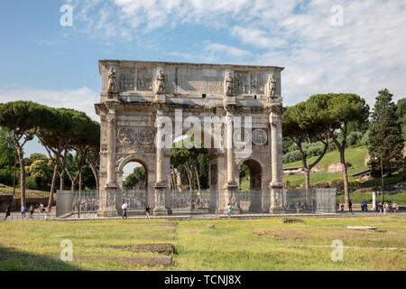 Rom, Italien, 20. Juni 2018: Triumphbogen des Konstantin in Rom, zwischen dem Kolosseum und dem Palatin Hügel Stockfoto