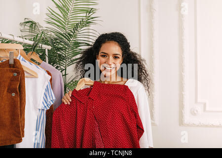 Schöne Frau mit roten Kleid Stockfoto