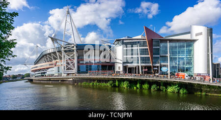 Das Fürstentum oder Millennium Stadium von der West Bank des Flusses Taff, in Cardiff, Wales, UK am 8. Juni 2019 Stockfoto