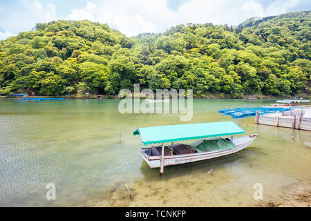 Boote auf dem Fluss Katsura Arashiyama Kyoto Stockfoto