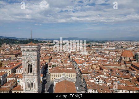 Antenne Panoramablick der Stadt Florenz und Giottos Campanile Campanile, die Teil des Komplexes von Florenz Dom (Kathedrale Santa Maria de Stockfoto