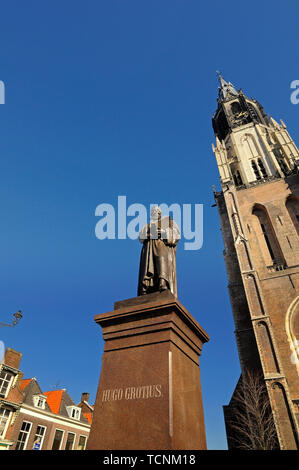 Delft, Zuid Holland/Niederlande - am 17. Februar 2008: Statue des Hugo Grotius (1583/1645) vor der Nieuwe Kerk Stockfoto