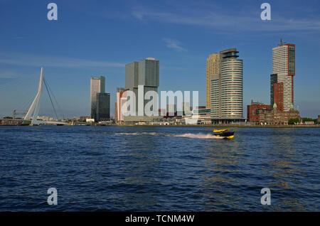 Rotterdam Zuid Holland/Niederlande - August 08, 2013: Panoramablick von parkkade über die Nieuwe Maas auf Erasmus Brücke und Kop van Zuid Stockfoto