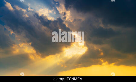 Natürliche Szene Himmel Wolken und Sonnenstrahlen Hintergrund Stockfoto