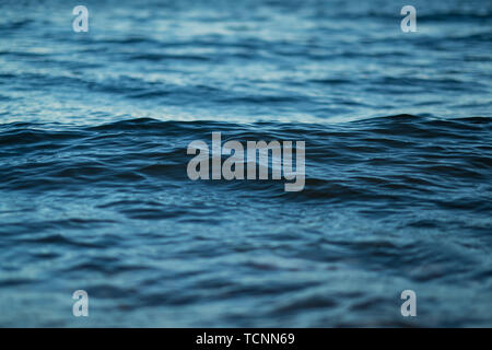 Nahaufnahme Oberfläche gewellt ocean blue sea water. Zusammenfassung Hintergrund Textur Stockfoto