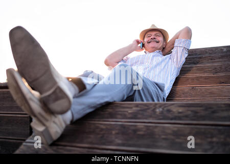 Ältere Menschen sprechen über das Telefon Stockfoto