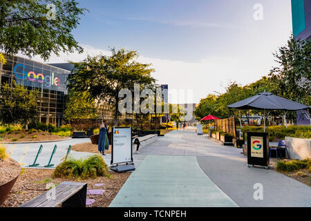 Juni 8, 2019 Mountain View/CA/USA - Abend Blick auf die Google Campus in Silicon Valley; Die 'double 'so' des Logos sind in Rainbow col eingerichtet Stockfoto