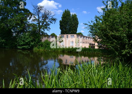 Blick über den See zum Gebäude und Hütten von Bletchley Park, Milton Keynes, Buckinghamshire, Großbritannien. Jetzt halten sie Ausstellungen. Stockfoto