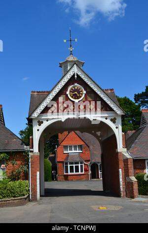 Torbogen zu den Cottages, die jetzt als Büros in Bletchley Park, Milton Keynes, Buckinghamshire, UK dienen Stockfoto