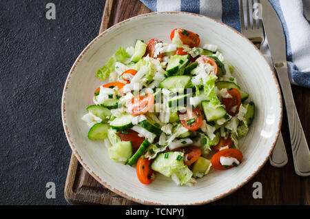 Gesunde Gemüse Salat von frischen Tomaten, Gurken, Peking Kohl und Schnittlauch auf einem Teller. Diät Menü zum Mittagessen. Vegetarische Salat. Ansicht von oben. Stockfoto