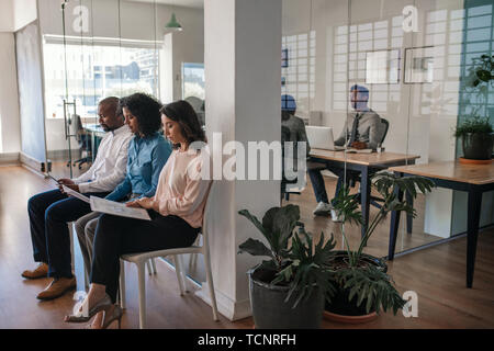 Manager führt ein Interview in seinem Büro mit anderen Bewerbern für Ihre Termine vorbereiten Stockfoto