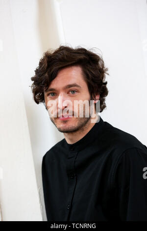 Schauspieler Alexander Vlahos, von der BBC zeigt, Versailles und BBC drama Merlin. Abgebildete Dreharbeiten in Chichester, West Sussex, UK. Stockfoto