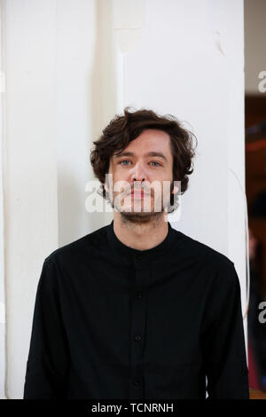 Schauspieler Alexander Vlahos, von der BBC zeigt, Versailles und BBC drama Merlin. Abgebildete Dreharbeiten in Chichester, West Sussex, UK. Stockfoto