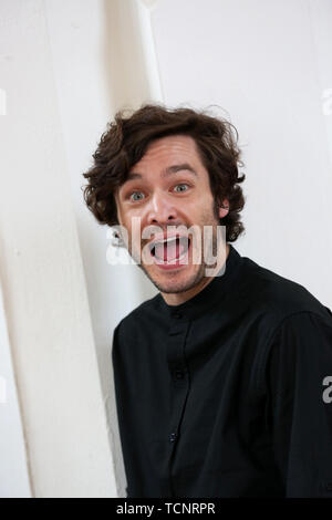 Schauspieler Alexander Vlahos, von der BBC zeigt, Versailles und BBC drama Merlin. Abgebildete Dreharbeiten in Chichester, West Sussex, UK. Stockfoto