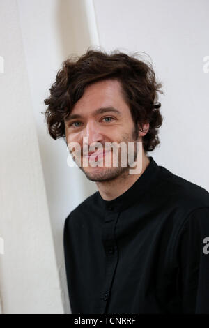 Schauspieler Alexander Vlahos, von der BBC zeigt, Versailles und BBC drama Merlin. Abgebildete Dreharbeiten in Chichester, West Sussex, UK. Stockfoto