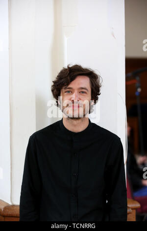 Schauspieler Alexander Vlahos, von der BBC zeigt, Versailles und BBC drama Merlin. Abgebildete Dreharbeiten in Chichester, West Sussex, UK. Stockfoto