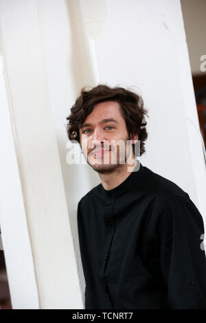 Schauspieler Alexander Vlahos, von der BBC zeigt, Versailles und BBC drama Merlin. Abgebildete Dreharbeiten in Chichester, West Sussex, UK. Stockfoto