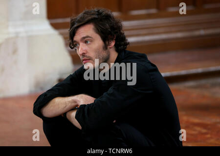 Schauspieler Alexander Vlahos, von der BBC zeigt, Versailles und BBC drama Merlin. Abgebildete Dreharbeiten in Chichester, West Sussex, UK. Stockfoto