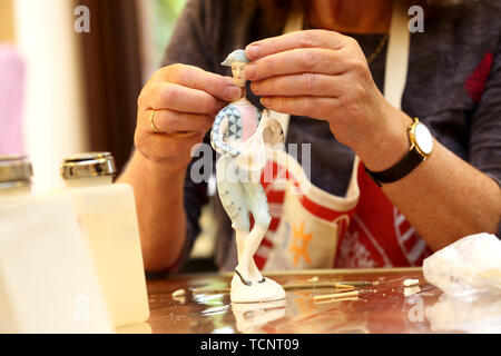 Reparatur Cafe für Leute, die ihre kaputten Sachen mitbringen, um sie zu sehen und zu reparieren. Chichester, West Sussex, Großbritannien. Stockfoto