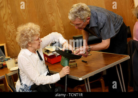 Reparatur Cafe für Leute, die ihre kaputten Sachen mitbringen, um sie zu sehen und zu reparieren. Chichester, West Sussex, Großbritannien. Stockfoto