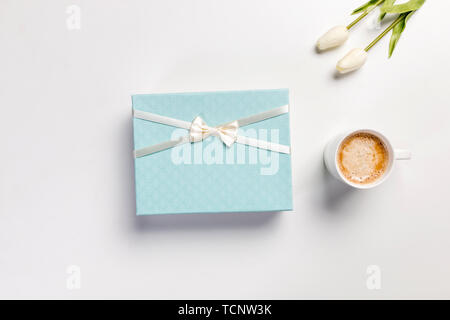 Geschenke und Kaffee Stockfoto
