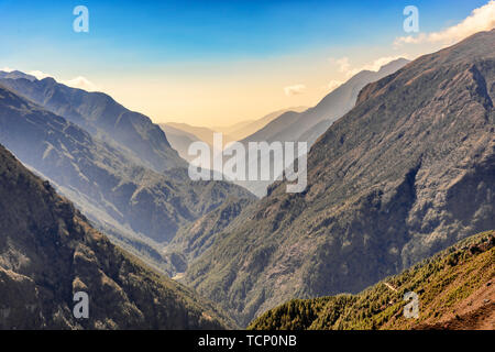 Panoramablick auf die Täler auf der Wanderung von Namche Bazar zum Everest View Hotel auf dem Everest Base Camp Trek in Nepal. Stockfoto