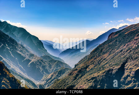 Panoramablick auf die Täler auf der Wanderung von Namche Bazar zum Everest View Hotel auf dem Everest Base Camp Trek in Nepal. Stockfoto