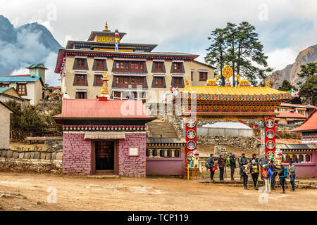 Tengboche, Nepal - Oct 28, 2018: Trekker auf dem Everest Base Camp trek Eingabe buddhistische Kloster zum Weltkulturerbe in Tengboche, Nepal. Stockfoto