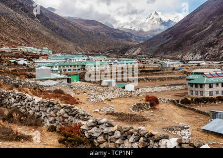 Panoramablick auf die von Dingboche Siedlung und die umliegenden Berge des Himalaja auf dem Weg zum Everest Base Camp in Nepal Stockfoto