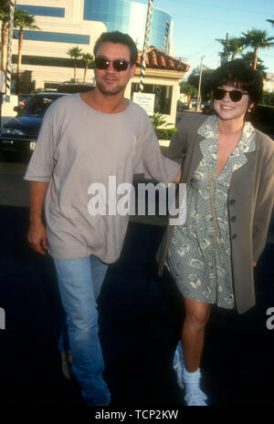 Hollywood, Kalifornien, USA, 23. Juni 1994 Musiker Eddie Van Halen und Schauspielerin Valerie Bertinelli an Paramount Pictures "Forrest Gump" Premiere am 23. Juni 1994 bei Paramount Studios in Hollywood, Kalifornien, USA. Foto von Barry King/Alamy Stock Foto Stockfoto