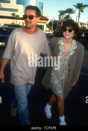 Hollywood, Kalifornien, USA, 23. Juni 1994 Musiker Eddie Van Halen und Schauspielerin Valerie Bertinelli an Paramount Pictures "Forrest Gump" Premiere am 23. Juni 1994 bei Paramount Studios in Hollywood, Kalifornien, USA. Foto von Barry King/Alamy Stock Foto Stockfoto