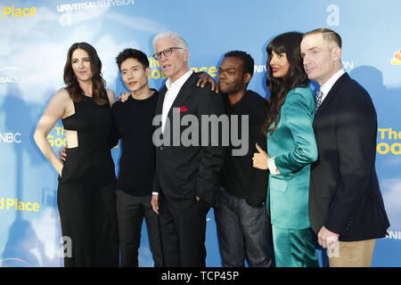 Juni 7, 2019 - North Hollywood, CA, USA-LOS ANGELES-JUN 7:D'Arcy Carden, Manny Jacinto, Ted Danson, William Jackson Harper, Jameela Jamil an der NBC's "Der gute Ort" fyc Veranstaltung im Fernsehen Akademie am Juni 7, 2019 in North Hollywood, CA (Credit Bild: © Kay Blake/ZUMA Draht) Stockfoto