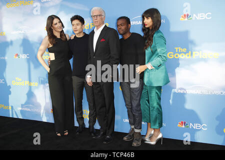 Juni 7, 2019 - North Hollywood, CA, USA-LOS ANGELES-JUN 7:D'Arcy Carden, Manny Jacinto, Ted Danson, William Jackson Harper, Jameela Jamil an der NBC's "Der gute Ort" fyc Veranstaltung im Fernsehen Akademie am Juni 7, 2019 in North Hollywood, CA (Credit Bild: © Kay Blake/ZUMA Draht) Stockfoto