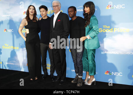 Juni 7, 2019 - North Hollywood, CA, USA-LOS ANGELES-JUN 7:D'Arcy Carden, Manny Jacinto, Ted Danson, William Jackson Harper, Jameela Jamil an der NBC's "Der gute Ort" fyc Veranstaltung im Fernsehen Akademie am Juni 7, 2019 in North Hollywood, CA (Credit Bild: © Kay Blake/ZUMA Draht) Stockfoto